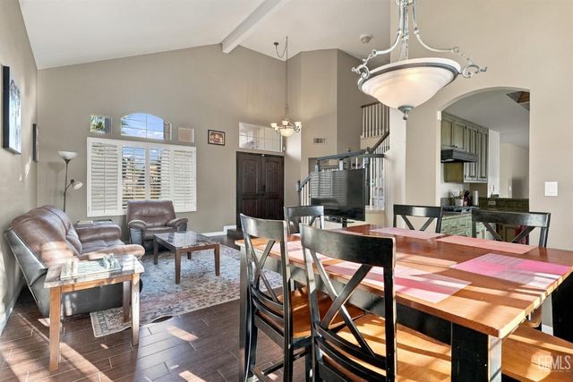 911 Crown Pointe Drive, Bakersfield, CA 93312