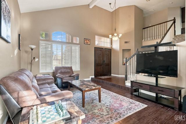 911 Crown Pointe Drive, Bakersfield, CA 93312