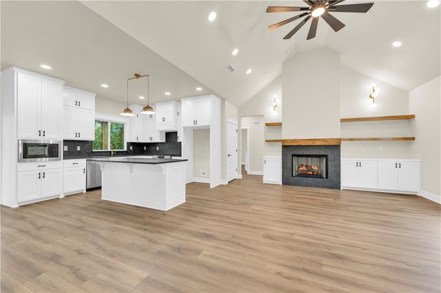 8278 Chestnut Drive, Rogers, AR 72756