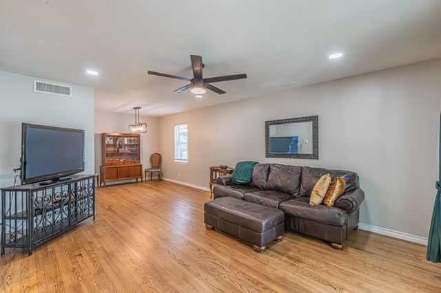 3520 Loganwood Drive, Dallas, TX 75227