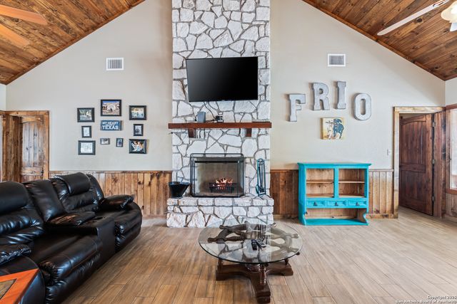 72 Mountain Laurel, Concan, TX 78838