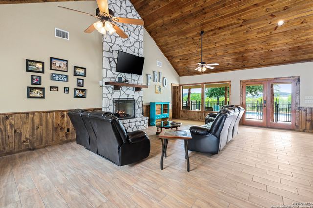 72 Mountain Laurel, Concan, TX 78838