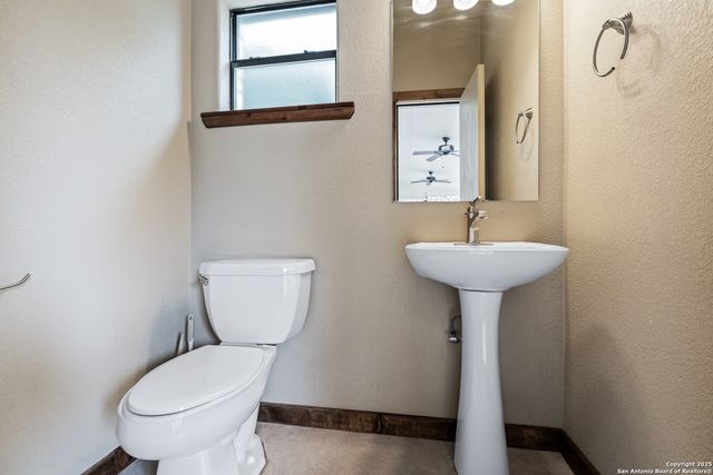 72 Mountain Laurel, Concan, TX 78838