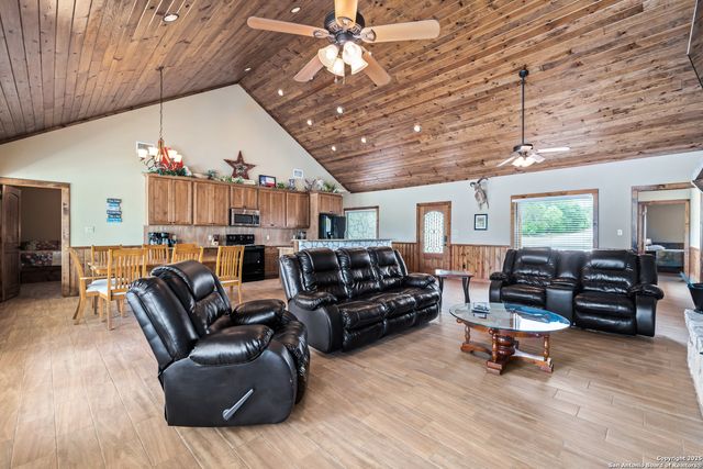 72 Mountain Laurel, Concan, TX 78838