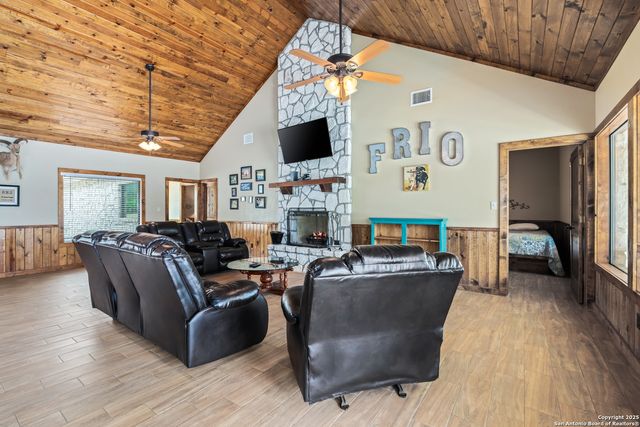 72 Mountain Laurel, Concan, TX 78838