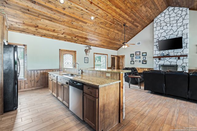 72 Mountain Laurel, Concan, TX 78838