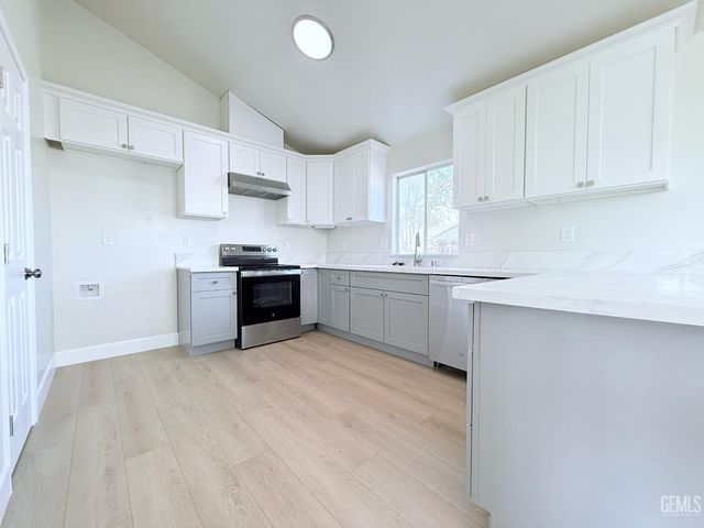 5218 Skeldale Court, Bakersfield, CA 93307