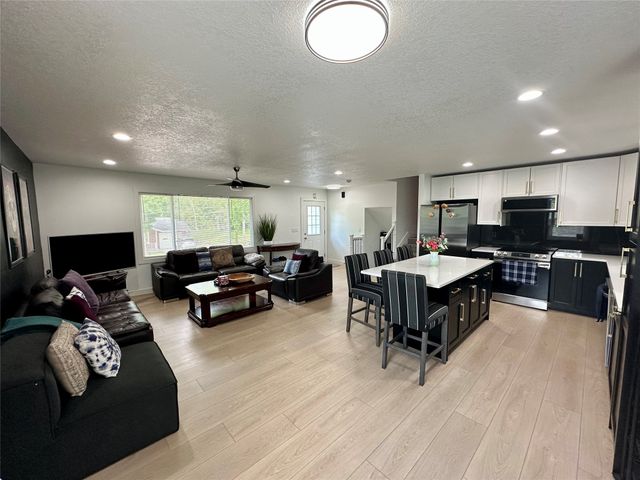 809 Knob Hill Drive Drive, Des Moines, IA 50317