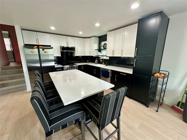 809 Knob Hill Drive Drive, Des Moines, IA 50317