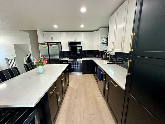 809 Knob Hill Drive Drive, Des Moines, IA 50317