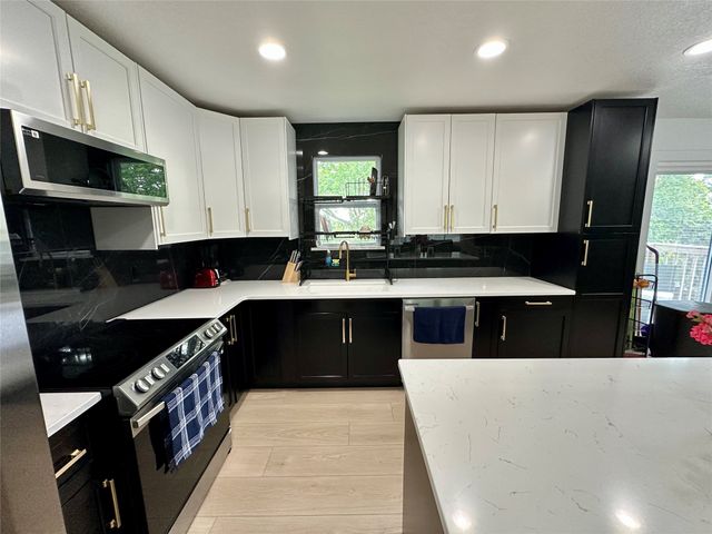 809 Knob Hill Drive Drive, Des Moines, IA 50317