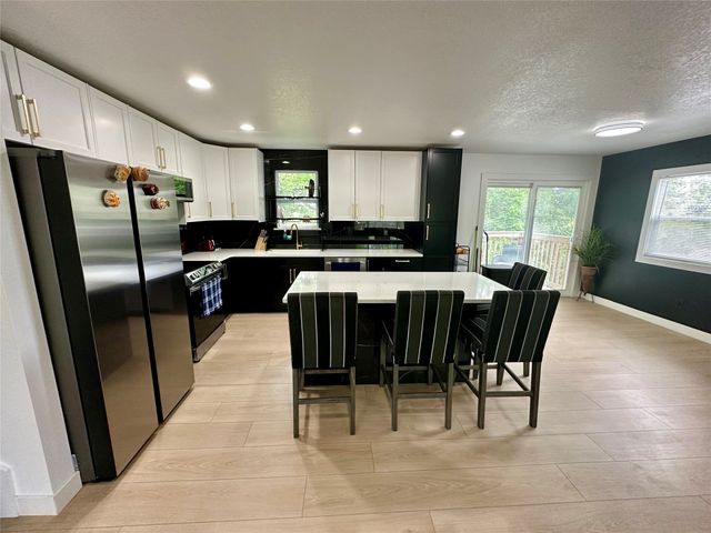 809 Knob Hill Drive Drive, Des Moines, IA 50317