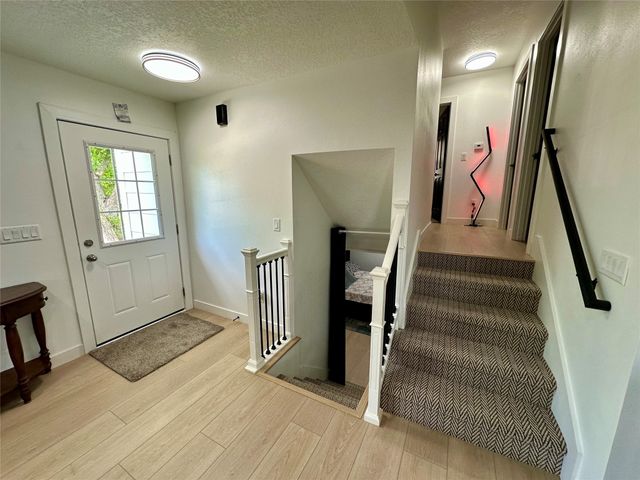 809 Knob Hill Drive Drive, Des Moines, IA 50317