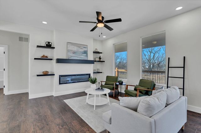 675 S Arbor Valley Way, Valley Center, KS 67147