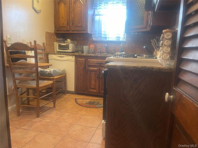 22 Eton Street, Valley Stream, NY 11581