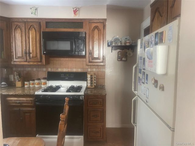 22 Eton Street, Valley Stream, NY 11581