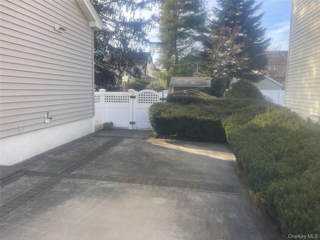 22 Eton Street, Valley Stream, NY 11581