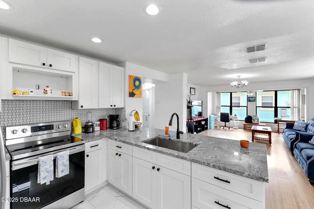 215 Woodland Avenue, Daytona Beach, FL 32118