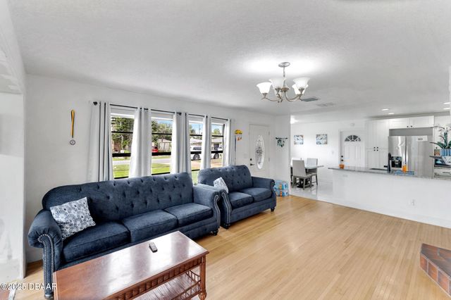 215 Woodland Avenue, Daytona Beach, FL 32118