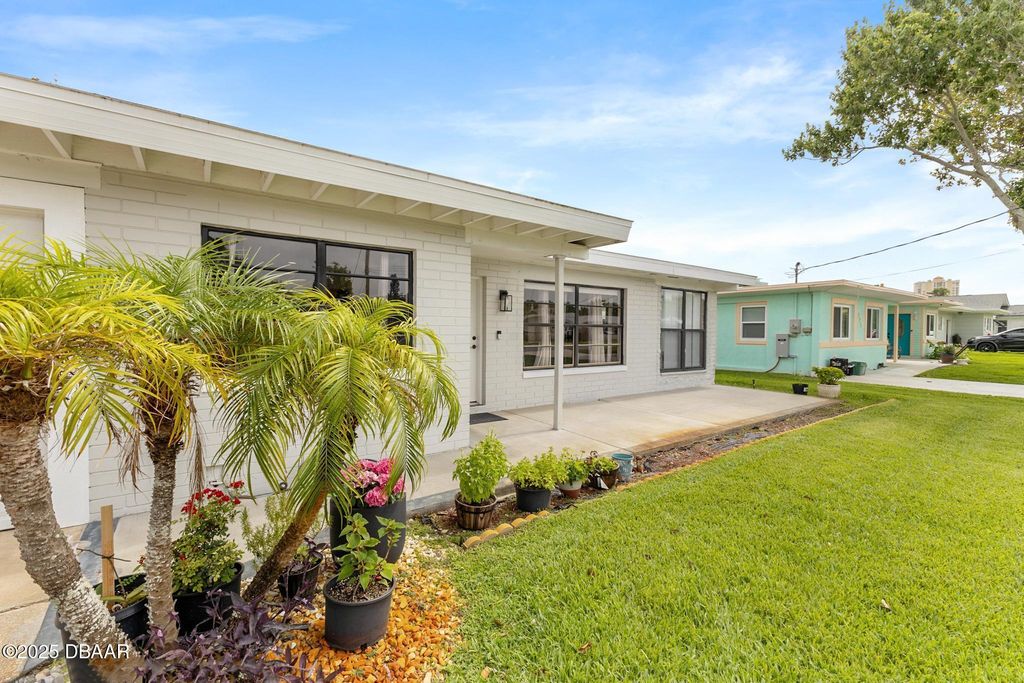 215 Woodland Avenue, Daytona Beach, FL 32118