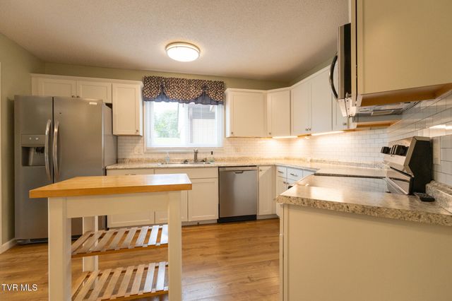 1145 Pebble Drive 1145, Bristol, VA 24201