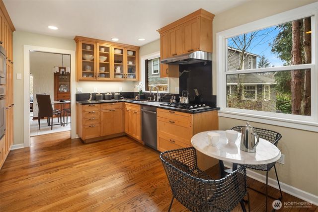 1216 NE 77th Street, Seattle, WA 98115