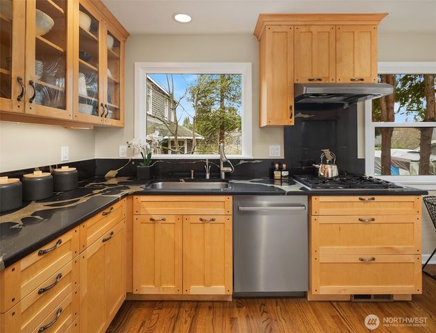 1216 NE 77th Street, Seattle, WA 98115