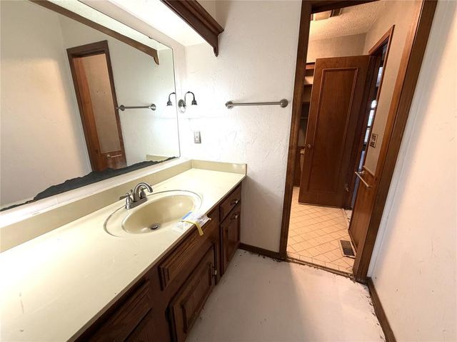 9217 Sutton Place, Oklahoma City, OK 73132