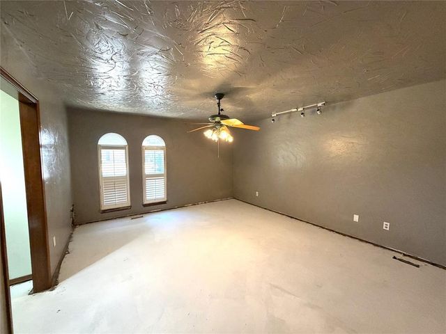 9217 Sutton Place, Oklahoma City, OK 73132