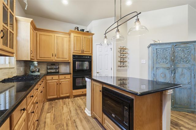 812 Lake View Court E, Crowley, TX 76036