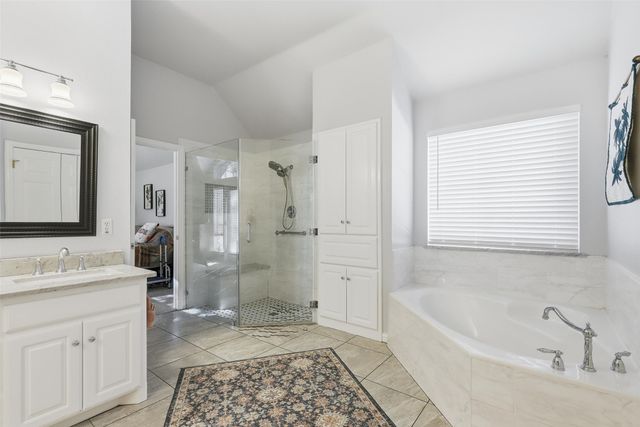 812 Lake View Court E, Crowley, TX 76036