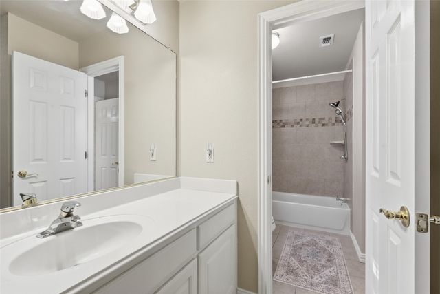 812 Lake View Court E, Crowley, TX 76036