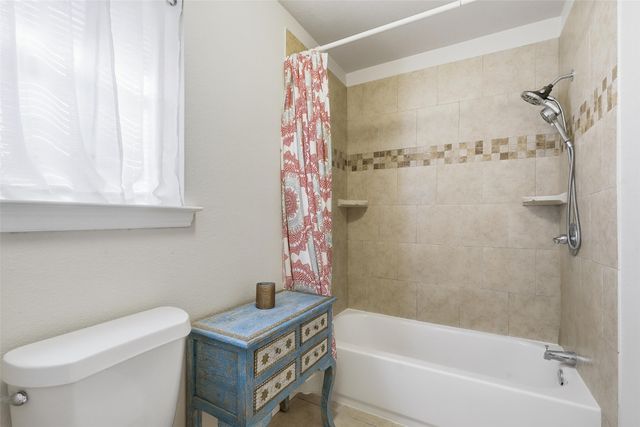 812 Lake View Court E, Crowley, TX 76036