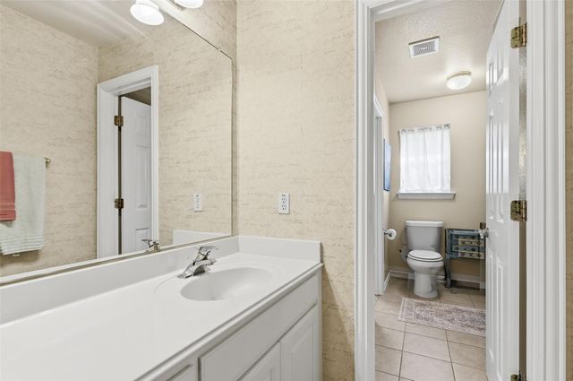 812 Lake View Court E, Crowley, TX 76036