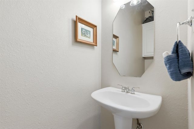 812 Lake View Court E, Crowley, TX 76036