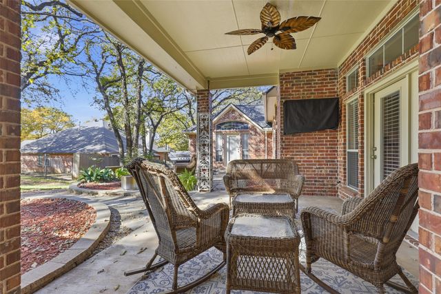 812 Lake View Court E, Crowley, TX 76036
