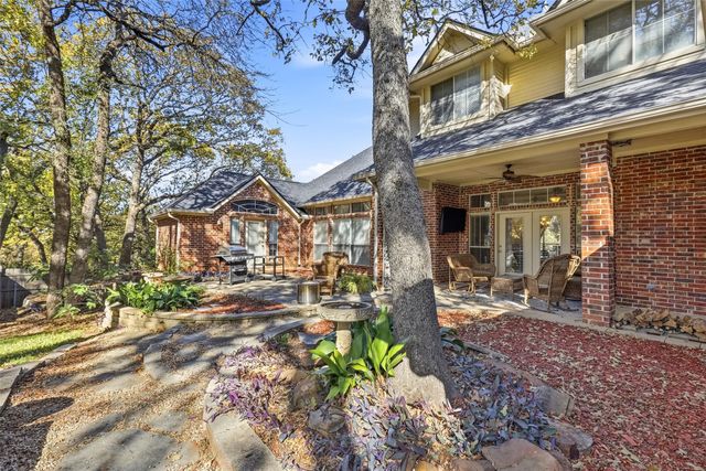 812 Lake View Court E, Crowley, TX 76036