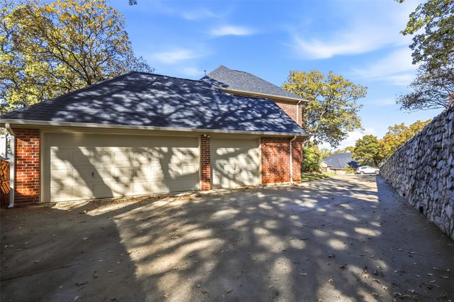 812 Lake View Court E, Crowley, TX 76036