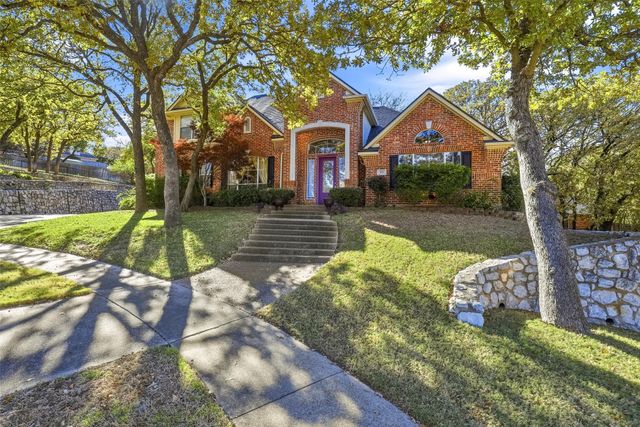 812 Lake View Court E, Crowley, TX 76036