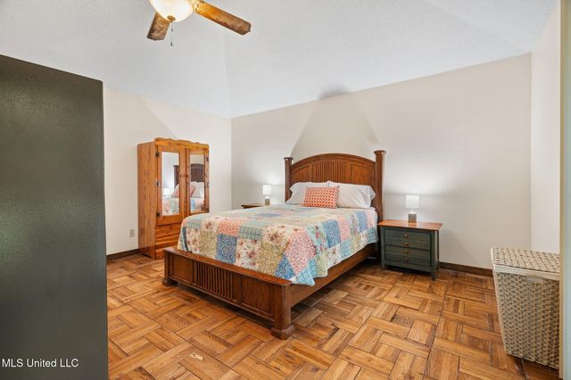 4450 Red Oaks Drive, Nesbit, MS 38651