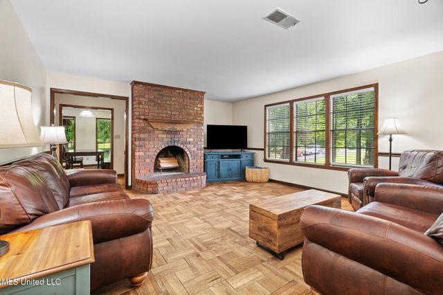 4450 Red Oaks Drive, Nesbit, MS 38651