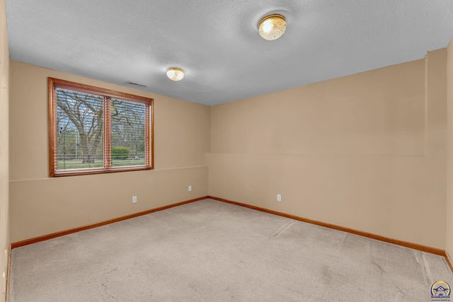 3210 SW Mowbray RD, Topeka, KS 66614