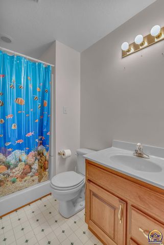 3210 SW Mowbray RD, Topeka, KS 66614