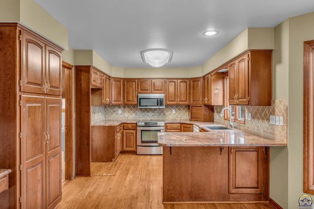 3210 SW Mowbray RD, Topeka, KS 66614