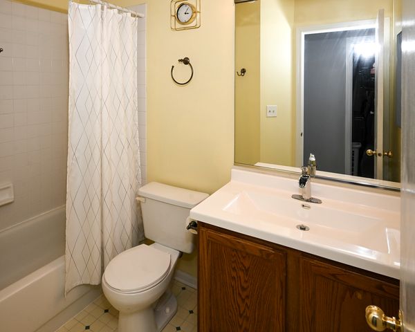 2208 Lake Ridge Drive 2208, Glendale Heights, IL 60139