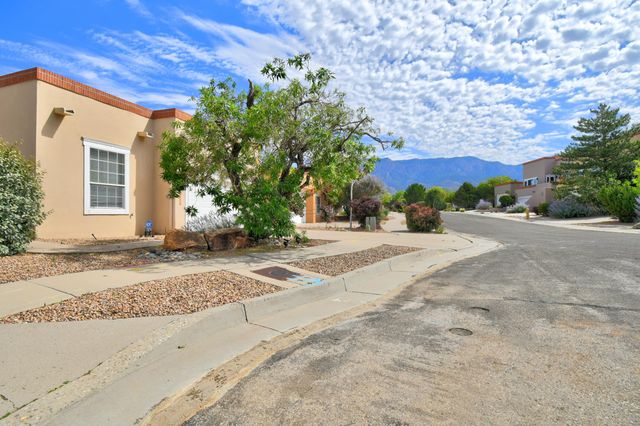 5607 Bosque Vista Drive NE, Albuquerque, NM 87111