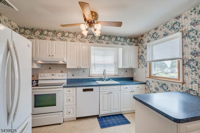 30 Walnut St, Edison Twp., NJ 08817