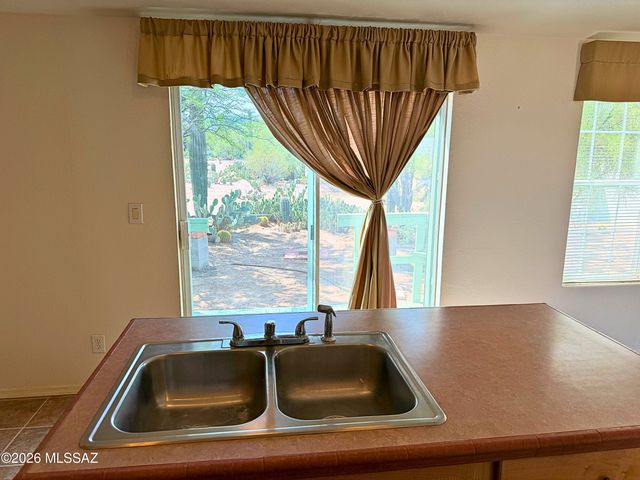 6075 N Van Ark Road, Tucson, AZ 85743
