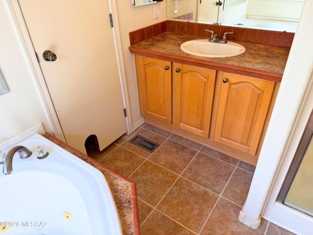 6075 N Van Ark Road, Tucson, AZ 85743