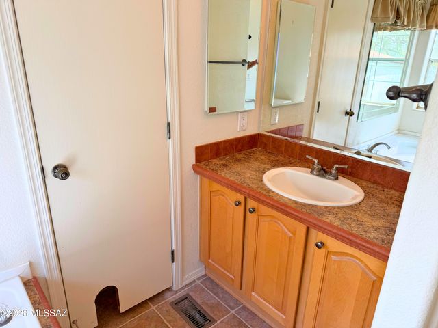 6075 N Van Ark Road, Tucson, AZ 85743